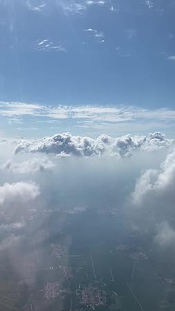 飞机上的云层俯瞰地面视频的预览图