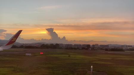 傍晚机场飞机滑行落日余晖夕阳西下视频的预览图