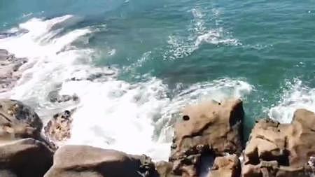 海边海浪拍打礁石视频的预览图