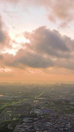 高清竖屏航拍日光云海之下的城市视频的预览图