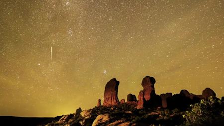 浩瀚星空下的戈壁4K星空极光动态背景视频视频的预览图