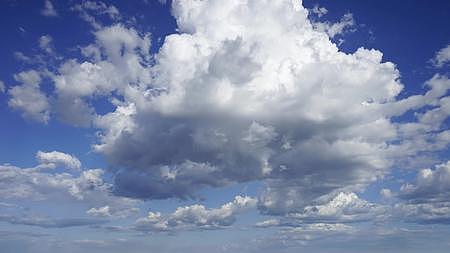 夏天的蓝天白云延时摄影视频视频的预览图