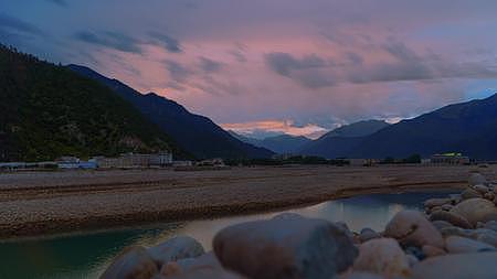 西藏湖边晚霞延时摄影视频的预览图