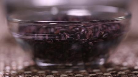 美食镜头合集浸泡紫米熬紫米粥视频的预览图