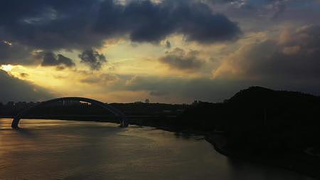 邕江傍晚南宁大桥五象总部基地视频的预览图