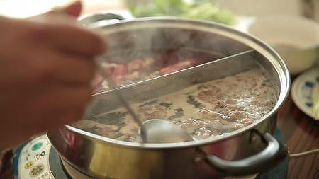 镜头合集家庭聚餐吃羊肉卷涮羊肉视频的预览图