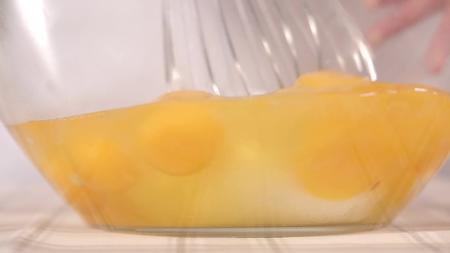 镜头合集磕鸡蛋打鸡蛋搅鸡蛋液视频的预览图