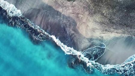 4K实拍升格海边沙滩浪花自然风光视频的预览图