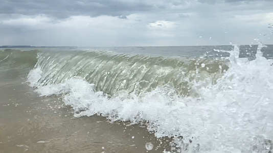 慢镜头海浪拍打海岸浪花升格视频的预览图