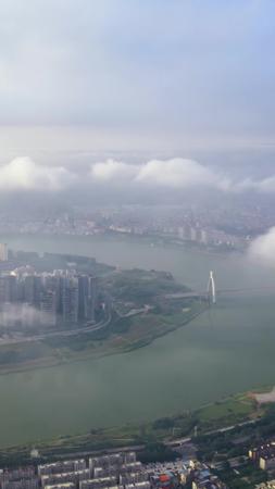 4k高清竖屏航拍邕江英华大桥晨雾视频的预览图