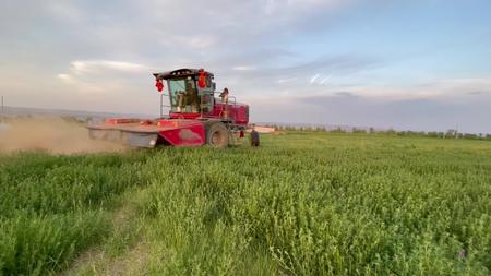 大型农业收割牧草视频的预览图