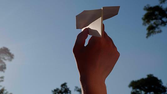 4K实拍纸飞机飞翔放飞梦想希望的翅膀视频的预览图