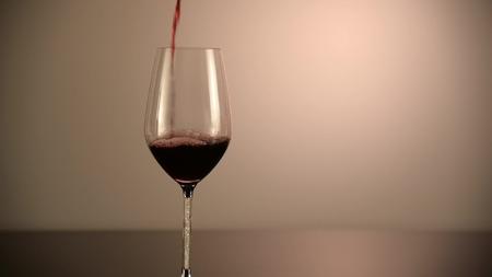 倒红酒葡萄酒高脚杯视频的预览图