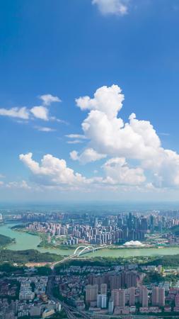 高清竖屏航拍南宁城市晴空云海视频的预览图
