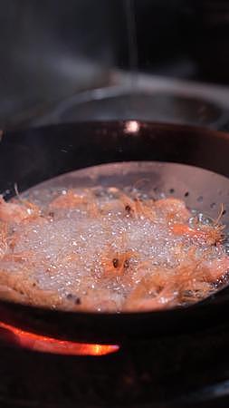 1080升格油炸大虾美食制作慢动作视频的预览图