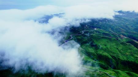 4k航拍高原清晨云海云层视频的预览图