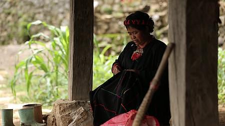 翁丁部落村寨少数民族村民视频的预览图
