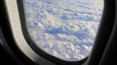 4K60帧飞机的窗外满满的白云视频的预览图