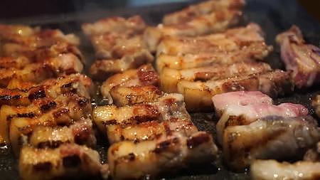 1080p美食韩式烤肉煎肉视频的预览图
