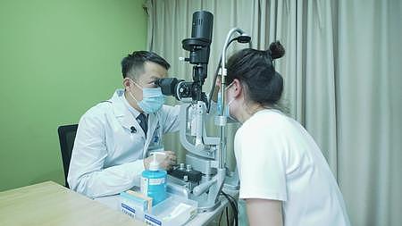 眼科医生检查眼睛视频的预览图