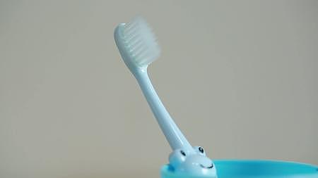 镜头合集牙刷牙杯牙具清洗牙刷视频的预览图