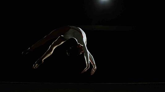 体育运动拼搏精神体操运动员平衡木实拍4K视频的预览图