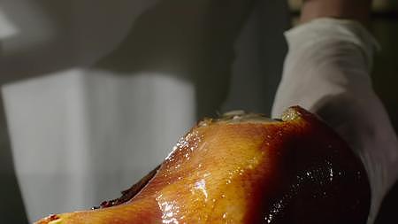 实拍烤鸭制作过程烤鸭卷春饼视频的预览图