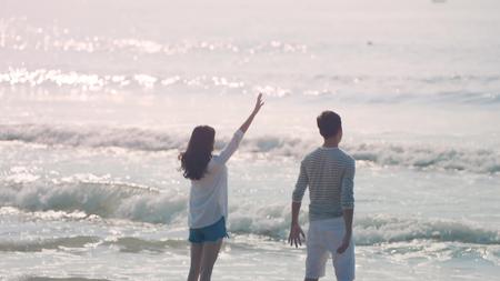 浪漫情侣在海边玩水视频的预览图