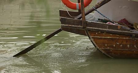 8K实拍古镇游船水中划桨特写视频的预览图