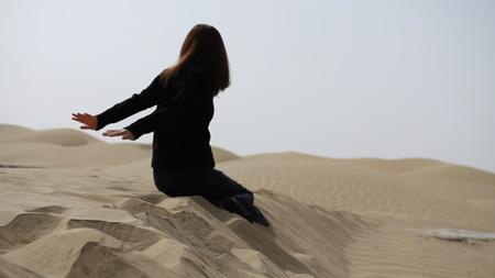 新疆沙漠青年女性背影中午独自行走沙丘无人区自然风光实拍视频视频的预览图