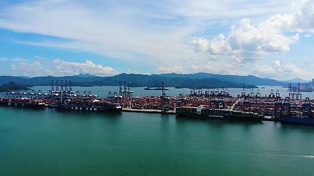 大气深圳港口航拍4k视频视频的预览图