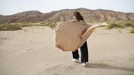 新疆沙漠沙丘无人区年轻女性女生背影奔跑实景拍摄视频的预览图