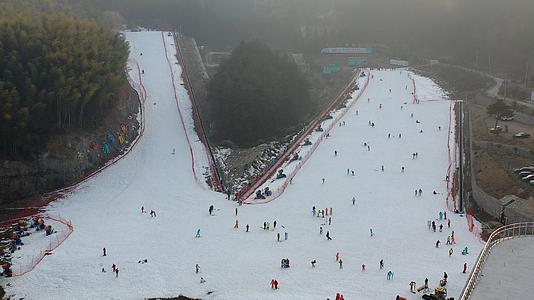 4K多角度航拍天柱山滑雪场视频的预览图