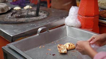 新疆特色美食异域风情小吃制作街边小吃店烤包子美食出炉实景拍摄视频的预览图