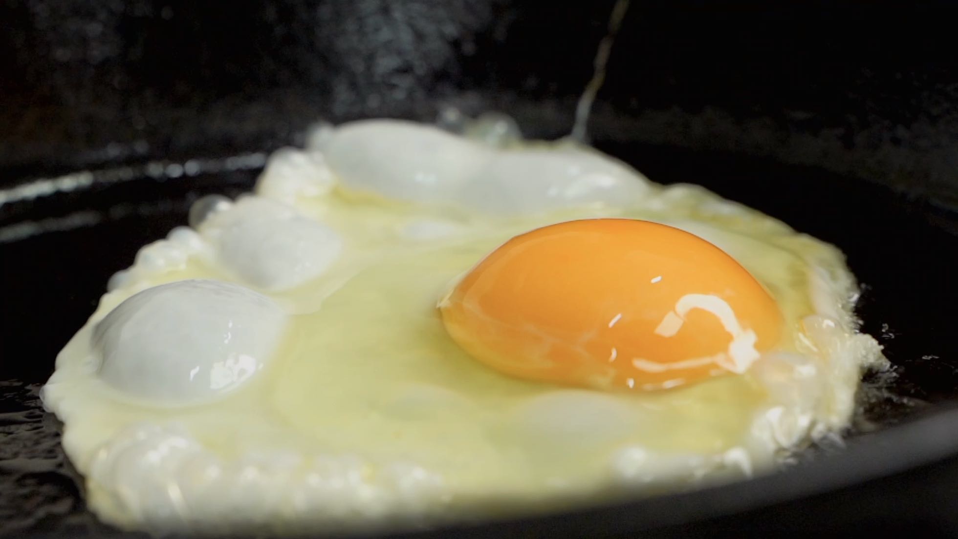营养早餐煎鸡蛋慢动作视频的预览图