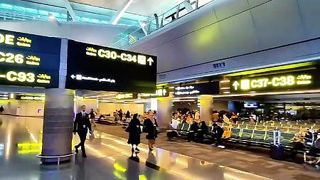 精美的多哈机场大吊灯视频的预览图