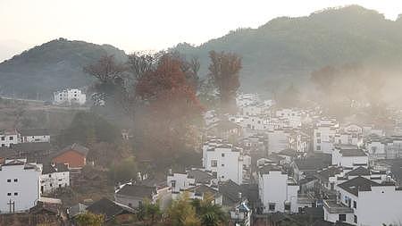 程曦烟雾缭绕的红枫村视频的预览图