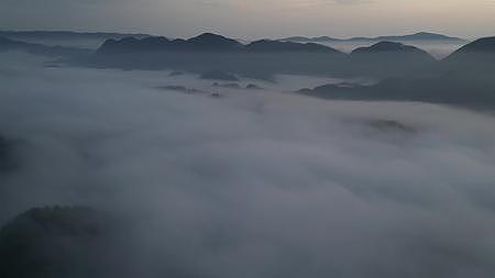 青山白雾缀清晨视频的预览图