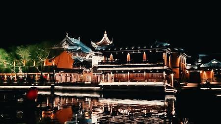 夜游古镇水上寺庙视频的预览图