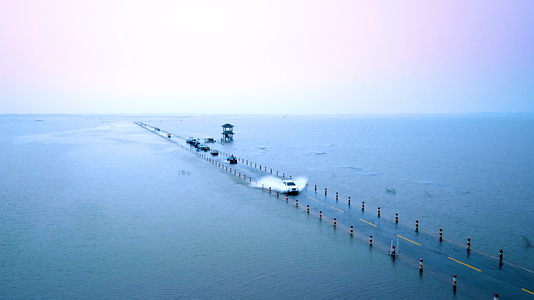 鄱阳湖唯美水上公路汽车行驶视频的预览图