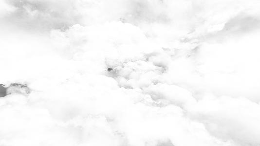 4K穿梭云层带通道视频的预览图