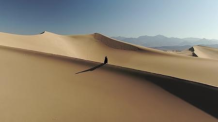 沙漠上的女人视频的预览图