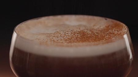 4k咖啡奶泡上面撒可可粉视频的预览图