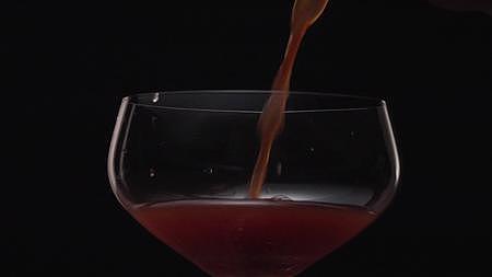 4k玻璃杯倒入咖啡视频的预览图