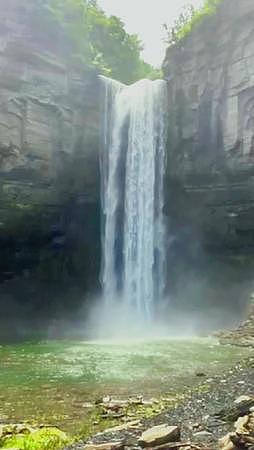 壮观的瀑布视频的预览图
