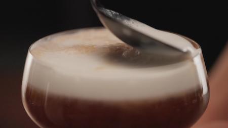 4k咖啡加入奶泡视频的预览图