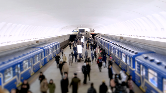 国外风情交通工具俄罗斯地铁站上下班人群视频的预览图
