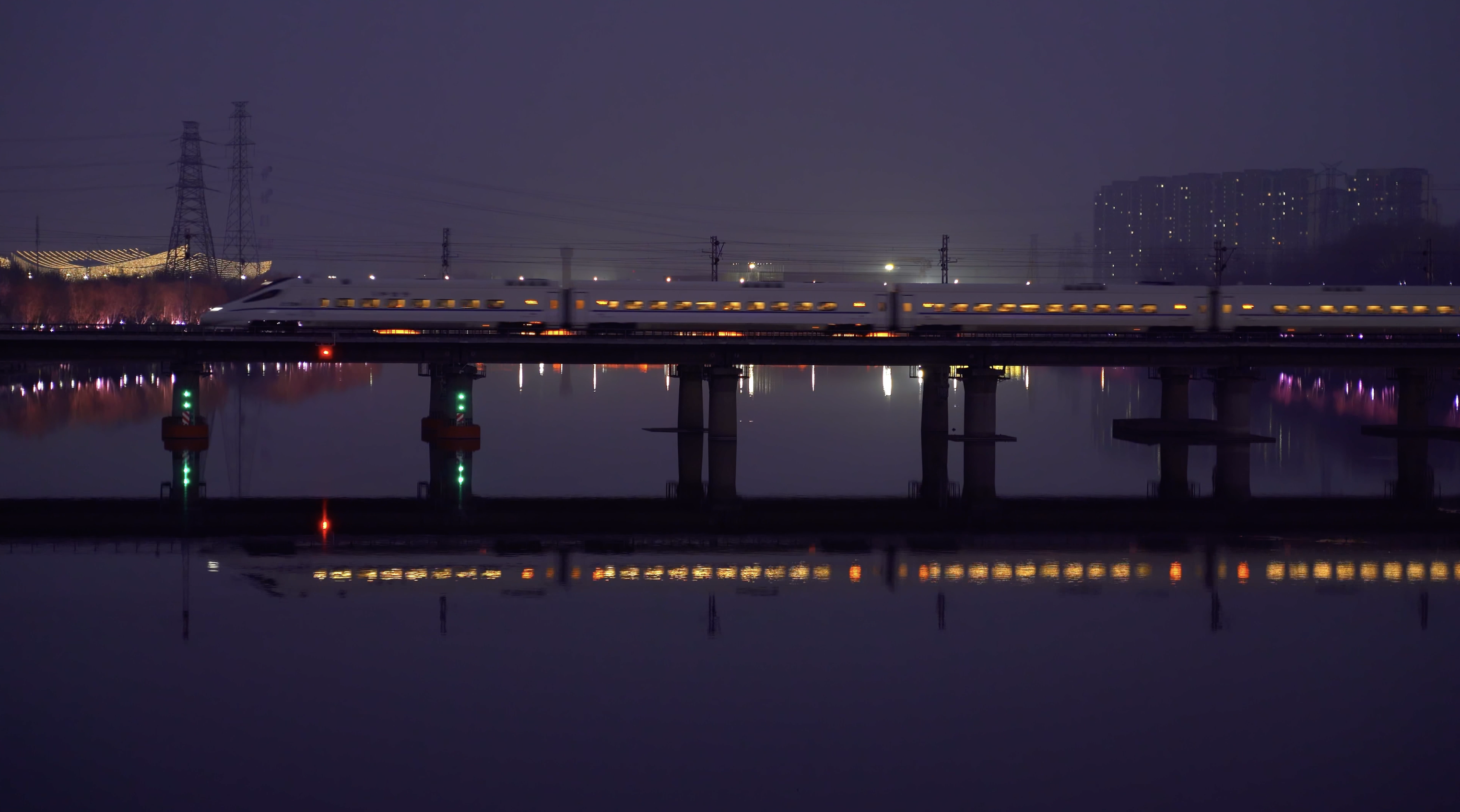 夜晚桥上火车夜晚桥上高铁视频的预览图