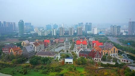 广西南宁市中关村欧洲风情小镇航拍视频的预览图