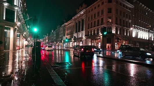 伦敦市中心街道行人交通车流实拍视频的预览图